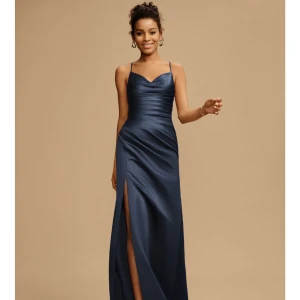 Balklänning - (Hemsidans bilder) Otroligt fin balklänning som aldrig är använd då jag köpte två olika klänningar men det gick ej att lämna tillbaka. Som sagt helt oanvänd med lappen kvar🙌🏼Köpt för 1329kr