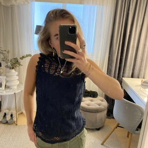 Festtopp - Så snygg marinblå spets topp i superskick❤️‍🔥❤️‍🔥