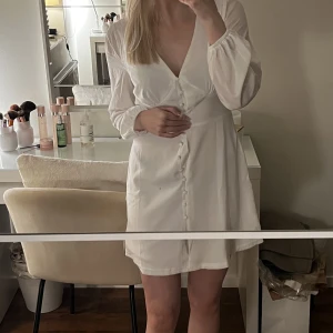 Vit klänning  - Intressekoll! Vit super fin klänning till studenten/skolavslutning och sommaren, storlek S men passar XS-S! Pris kan vi diskutera vid intresse!