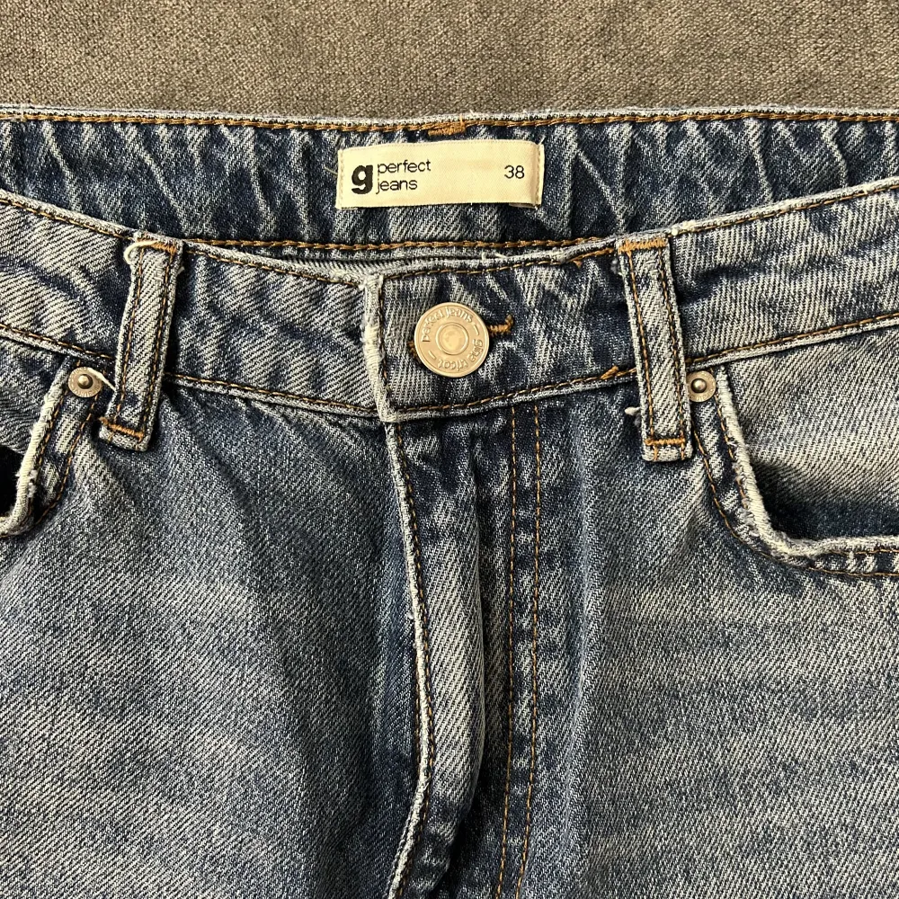 Jeans från Gina tricot, modell dagny mom jeans. Använda en handfull gånger. Nypris 499kr. Jeans & Byxor.