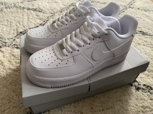 Air Force 1s - Air Force 1s. Storlek: 42. Nyskick. Låda tillkommer om det önskas. Möts upp eller fraktar via Plick. Kom med bud