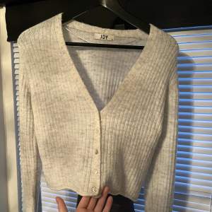 Fin stickad tröja som är lite kortare (lite croppad). Använd 1 gång, köpt på ONLY. 💗
