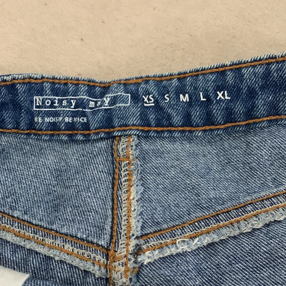 Superfina mörkblå jeansshorts med bra kvalitet i stl xs. Är för små för mig. Tyvärr är det en liten liten fläck där bak men det är något man knappt ens märker. 🤍. Shorts.