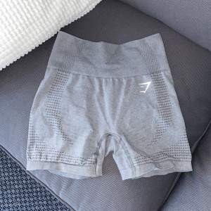 Gråa gymshark shorts helt nya använda endast 2 gånger, XS men passar S också. Nypris 499kr säljer för 250kr