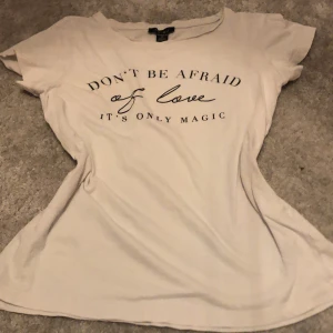 T shirt - Denna t shirten har blivit använd mycket alla dessa år men fortfarande i bra skick. Lite see through men inte mycket❤️