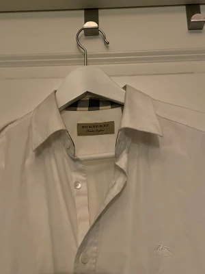 Burberry skjorta herr  - Jag säljer en skjorta som jag har använt 1-2 gånger. Jag säljer den pga jag har växt ut den Skick 9/10 Ny pris 5000kr