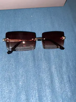 Riktigt snygga solglasögon. Helt nya aldrig använda. Köpte för 500kr säljer för 200kr för att jag vill bli av med dom. Glaset är brunt ungefär och guldiga bågar.