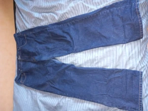 Jeans - Säljer pga att dem inte kommer till användning. De har defekter på insidan av låren men de syns knappt när man har på sig jeansen. Jeansen är också smutsiga på baksidan nere vid fötterna men det går enkelt bort i en tvätt! 