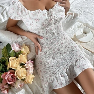 Kort klänning - Säljer denna blommiga korta klänning från Shein. Klänningen är i storlek S. 