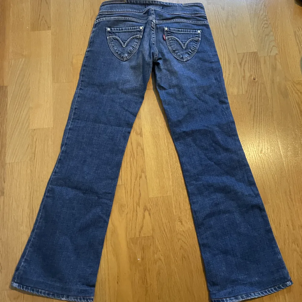 Jättesnygga lågmidjade mörkblå levisjeans stl 27/32 🌸. Jeans & Byxor.