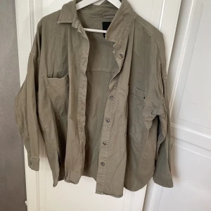 Grön jeans jacka  - Jätte fin, oversize grön jeans jacka till sommaren. Använd ett fåtal gånger. Stolek L men skulle säga att den sitter som M. 