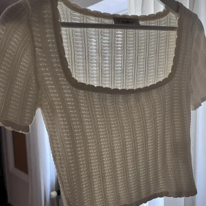 Vit topp - Säljer denna fina vita/benvita toppen från Chiquelle som är perfekt till sommaren💗. Den är i strl OneSize men skulle säga att den är som en S. Använd endast en gång. 💞
