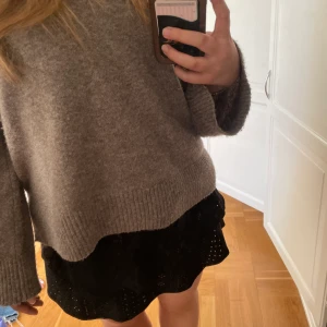 Svart volang kjol  - Säljer min svarta volang kjol som är perfekt till sommaren!! Säljer endast då den är lite för kort för mig i rumpan då jag har ganska mycket former. Den är i stolek S och den är som ny. 