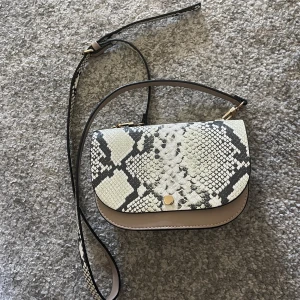 Väska - Skriv om du är intresserad så kan vi diskutera pris, frakt och så vidare😊 Bara att skriva om du vill ha fler bilder 