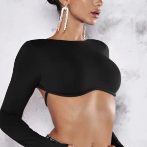 Svart topp - Svart långärmad topp med öppen rygg. Stl: M  (((Helt ny och oanvänd))))   Ganska tjockt och fint tyg med gummi rem under bysten så den håller sig på plats.   Lånade bilder