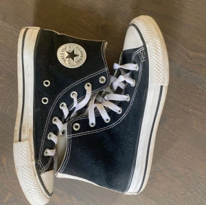 Coverse - Jättesnygga converse med silver där bak och på märket!