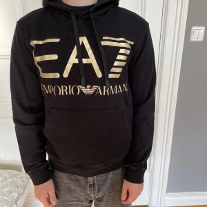 Ea7 hoodie  - Helt oanvänd hoodie som jag säljer. Kvaliten är mycket bra och hoodien är bekväm, den köpte jag för 1,250kr. 