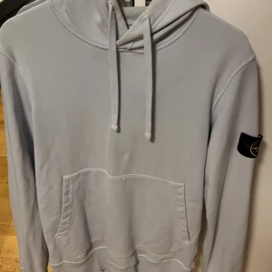 Stone island hoodie - Säljer min Stone island hoodie i storlek M, tröjan är i bra skick