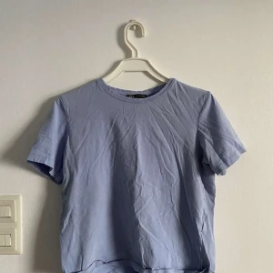 Blå Zara T-shirtar  - 2 st zara T-shirtar i blå i storlek S