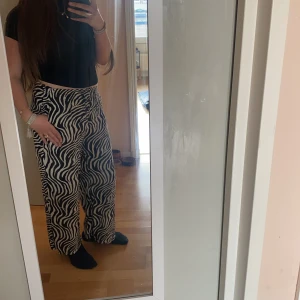 Linnebyxor med mönster  - Dom Skönaste byxorna jag äger dock kommer dom inte till användning tyvärr 