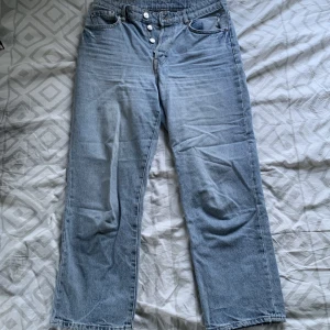 Ljusblå jeans - Ljusblå straight jeans, användes en del förr och har därför slitningar (se bild 2&3)💕 Ganska små i storleken