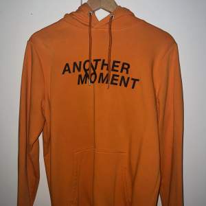 En basic orange hoodie, i använtskick. 