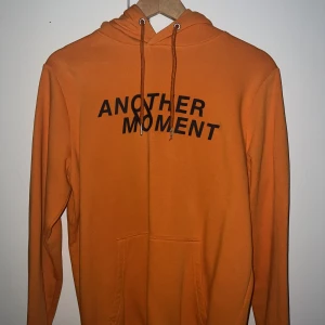 Basic orange hoodie - En basic orange hoodie, i använtskick. 