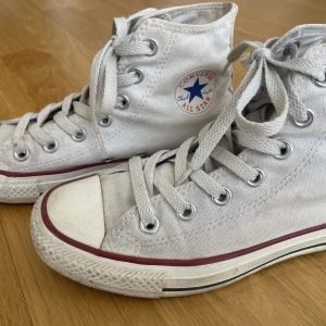 Converse - Vita Converse allstar. Är i begagnat skick. De är i 36 men passar även mig som har 37.