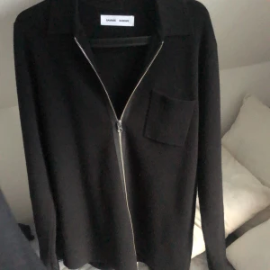 Samsoe & Samsoe - Samsoe & Samsoe zip cardigan i högsta skick! Storlek s skick 10/10 Nypris 2000kr, hör av er vid funderingar!