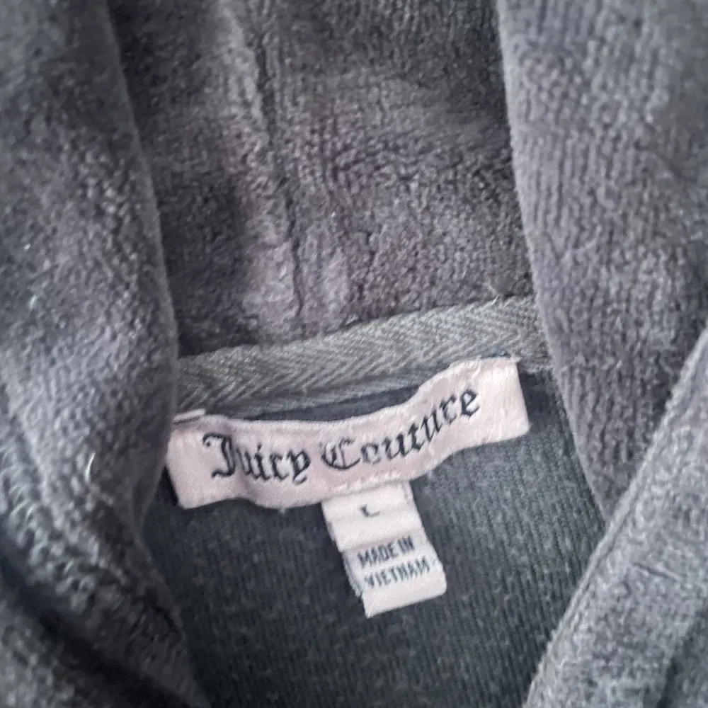 Säljer min gråa vintage Juicy couture tröja. Köpte den på Plick för 300 kr men har själv aldrig använt den. Den är i strl L men tror att det är i en barnstrl. 🥰🥰. Tröjor & Koftor.