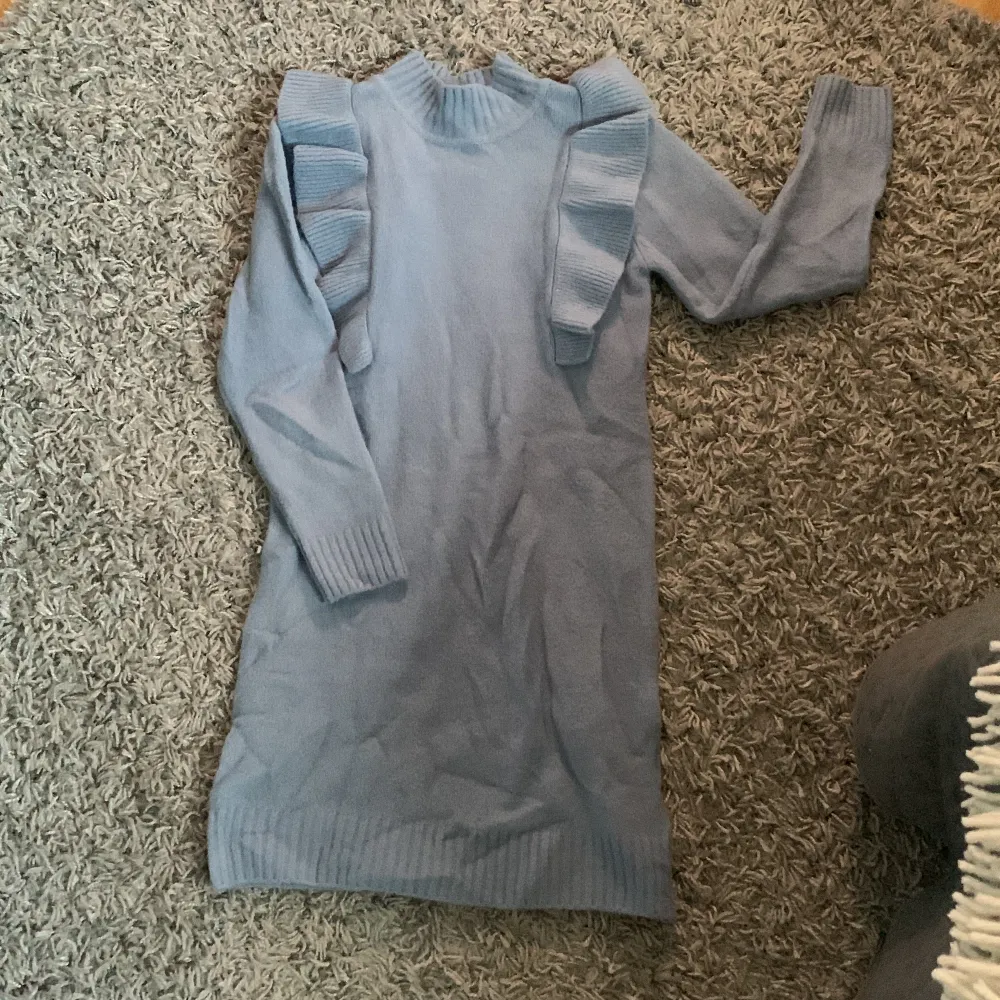 Nu säljer jag en superfin blå, typ stickad klänning från Lindex. Jag hade den på min systers dop och jag älskar den jättemycket men nu ska någon annan få den!🫶🏻. Klänningar.