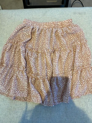 Kjol  - Jätte fin rosa kjol som är i bra skick och perfekt till sommaren med blommor på. Köparen står för frakten och kontakta mig vid intresse eller frågor. ❤️