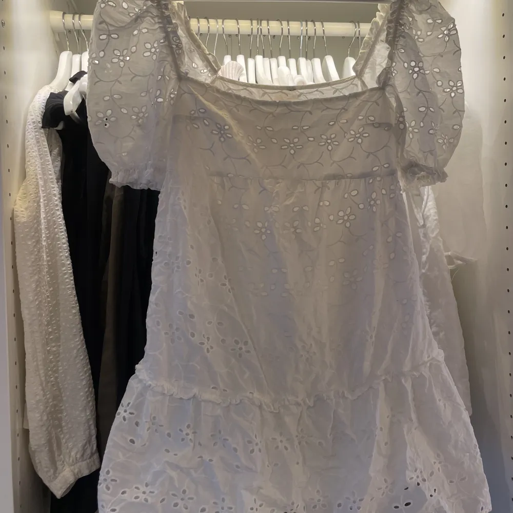 Vit klänning ifrån H&M säljer för 75 kr + frakt. Andvänd 1 gång. Storlek S. Klänningar.