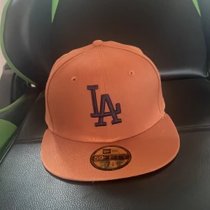 Fet keps  - Den är inte använd en ända gång för den var för stor. Riktigt snygg så kör på och ta den!!!!