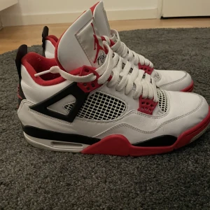 Jordan 4 fire red - Säljer Jordan 4 fire red i bra skick dock små flaws (se bild). Skorna är storlek 43. Utan box då den är sönder. Köpta på goat 
