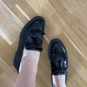 Vagabond Alex W - Knappt använda loafers från Vagabond (1500kr nypris). Stora i storleken. Säljer på grund av att de inte används.