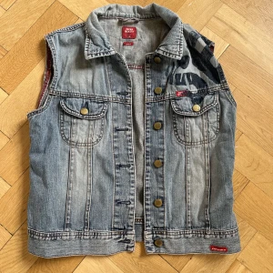 Jeansväst  - Cool jeansväst med tryck! 
