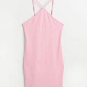 Säljer min rosa klänning från hm. Den är aldrig använd, endast testad och det är storlek xs 🌸