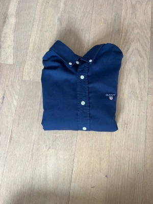 Gant skjorta mörk blå  - Använd i 2år Igga hål eller skador. 13-14 år 158-164cm