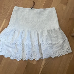 volangkjol - säljer denna jättefina vita volang kjol från lindex💕 köpte den i sommars för 400 men säljer för 200💕 änvänd några gånger men är i jättefint skick 