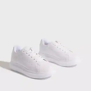 Vita sneakers använd fåtal gånger pga det är för små. Storlek 39