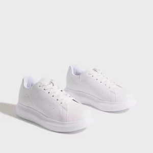 Sneakers  - Vita sneakers använd fåtal gånger pga det är för små. Storlek 39