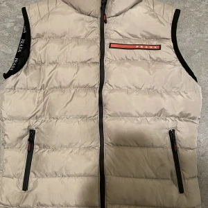 Prada Väst - Hej! Säljer min Prada Väst som jag har använt nu i 1 år har ingen användning av den passar bra nu när sommaren kommer! Jag fick det som present av min far så har inte kvitto finns en skanning som man kan skanna  Vi kan diskutera priset