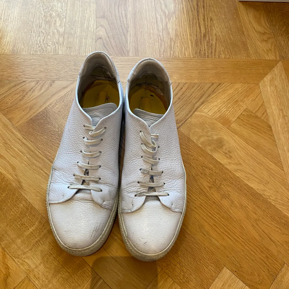 Säljer dessa snygga arigato skor. Dem är välanvända men har kvar o ge. Rensar garderoben och vill bli av med allt, där av priset👊. Köpare står för frakt.. Skor.
