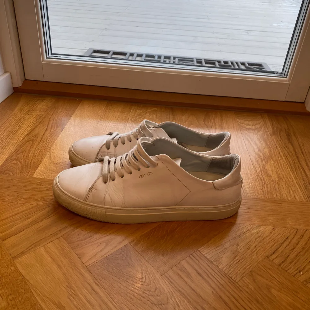 Säljer dessa snygga arigato skorna. Skorna är använda men har mycket kvar att ge. Rensar garderoben och vill bli av med allt, där av priset👊 Nypris: 2000kr. Köpare står för frakt.. Skor.