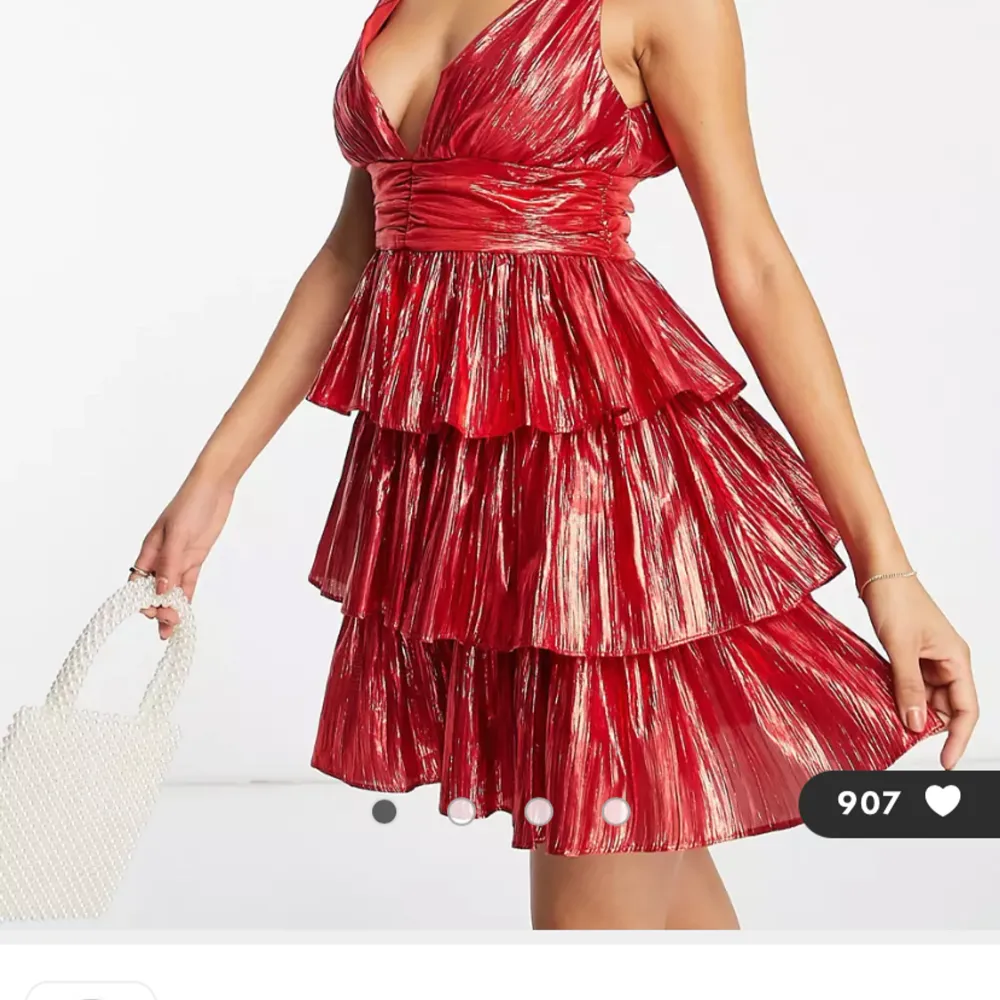 Säljer denna jättefina röda klänning. Den är köpt på Asos för 800. Står ingen storlek på men passar som S. Använd 1 gång så är i helt nyskick. Säljer då den inte kommer till användning❤️❤️. Klänningar.