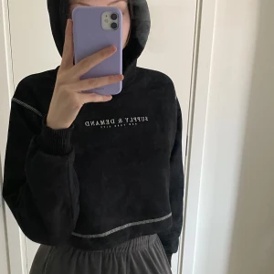 Croppad hoodie - En fin croppad hoodie från Supply & Demand, i nyskick. Spräcklig färg lite grå-blå. Storlek Xs