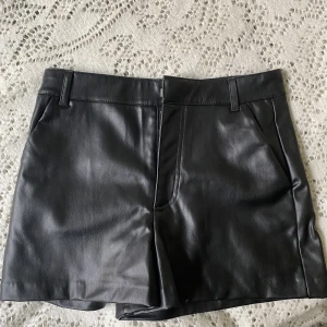 INTRESSEKOLL Shorts - INTRESSEKOLL Helt nya shorts, aldrig använda! Säljer för det aldrig kommit till användning💕