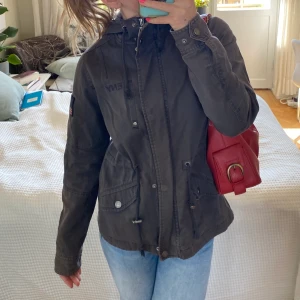 Vårjacka  - Säljer denna sjukt snygga vårjacka! Sällan använd🥰