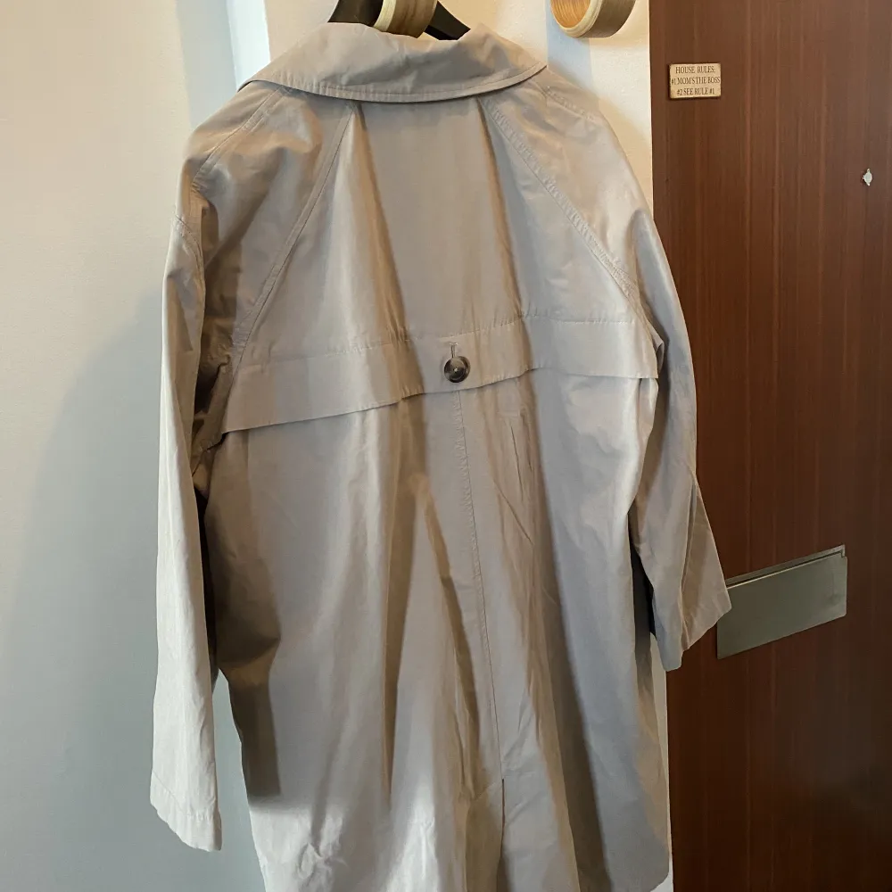 Oversized Trenchcoat från Zara. Aldrig använt. . Jackor.